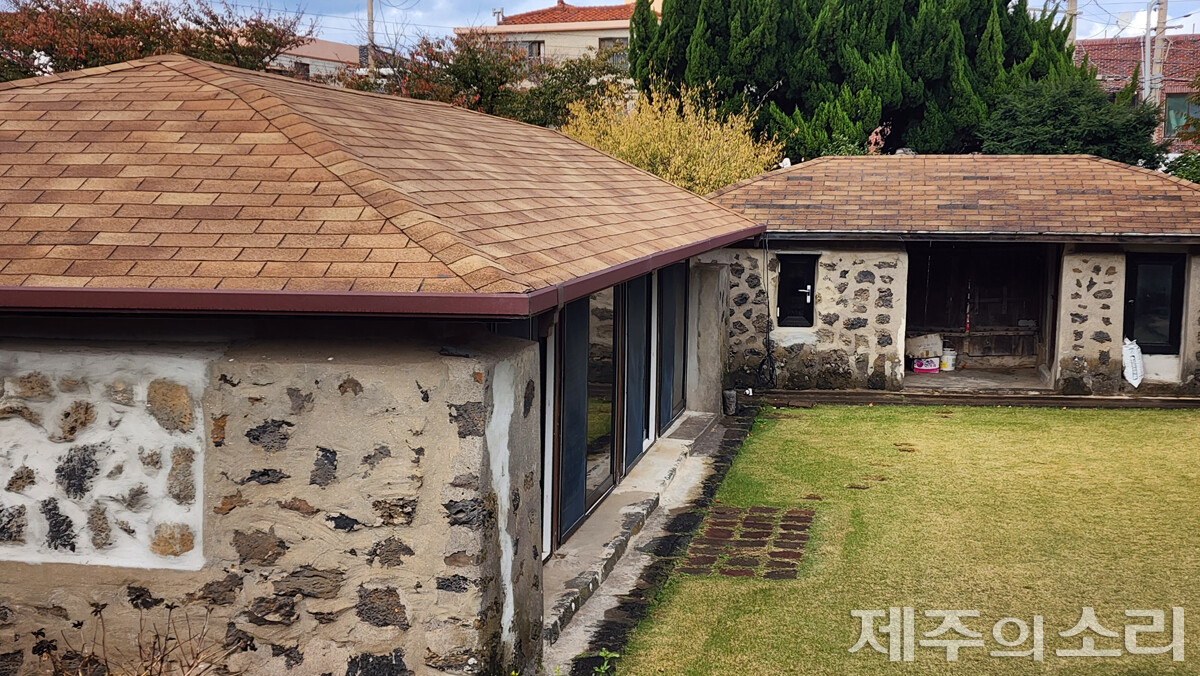 아스팔트 슁글 지붕으로 개량된 초가. ⓒ제주의소리